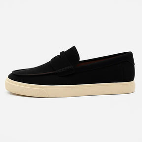 Loafer masculino Siena Suede em camurça bege legítima, detalhe de aba decorativa.