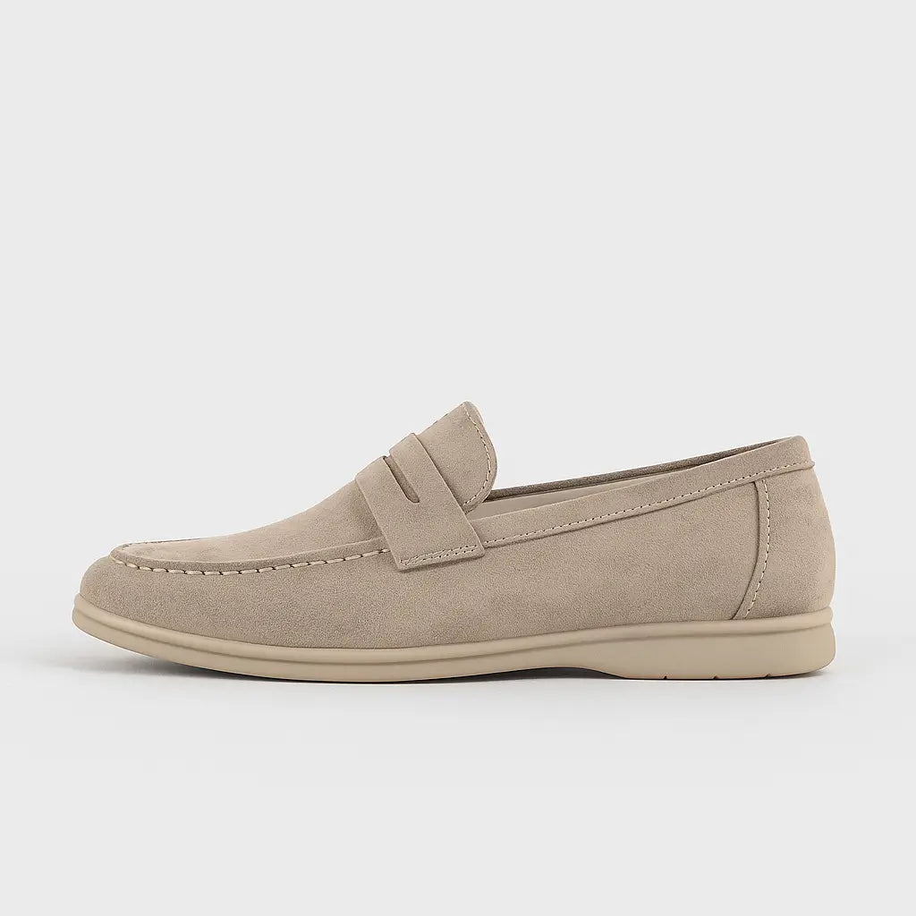 Loafer masculino Padova D em camurça bege clara, estilo  casual.