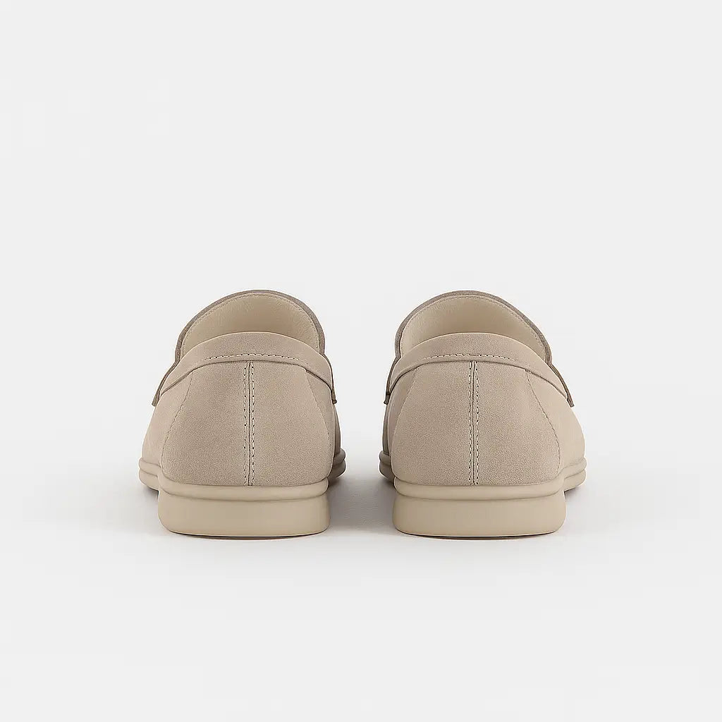 Loafer masculino Padova  em camurça bege clara, estilo  casual.