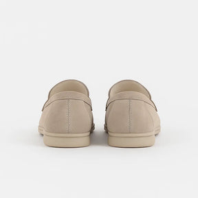 Loafer masculino Padova  em camurça bege clara, estilo  casual.