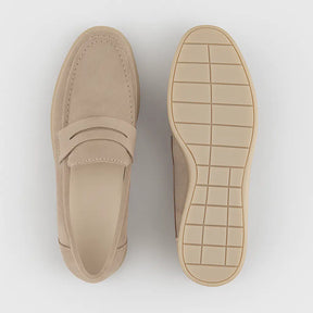 Loafer masculino Padova  em camurça bege clara, estilo  casual.