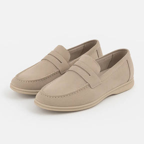 Loafer masculino Padova  em camurça bege clara, estilo  casual.