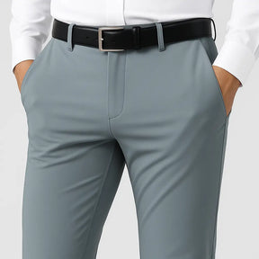 Calça Masculina Social MODAL PLUS: leve e respirável, não transparente, com caimento sofisticado. Frescor e conforto em dias quentes.leve e respirável, demonstrando tecido não transparente e caimento sofisticado para o verão.