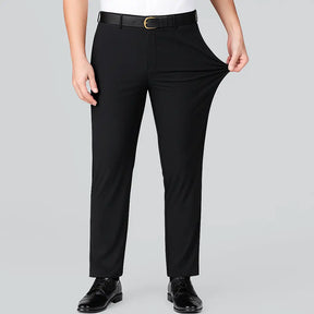 Calça Masculina Social MODAL PLUS: leve e respirável, não transparente, com caimento sofisticado. Frescor e conforto em dias quentes.leve e respirável, demonstrando tecido não transparente e caimento sofisticado para o verão.