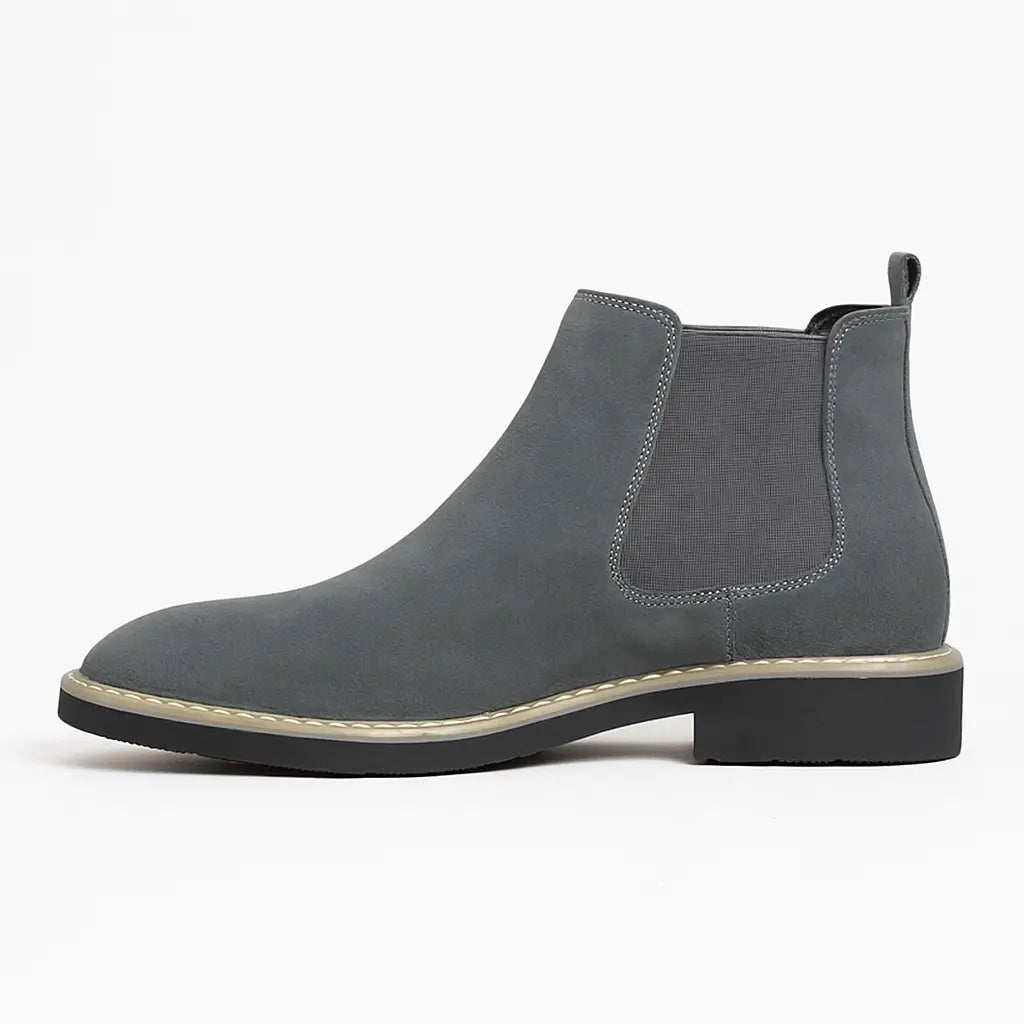 Bota Chelsea masculina em couro camurça com elástico lateral, estilo casual britânico, ideal para o inverno.