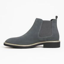 Bota Chelsea masculina em couro camurça com elástico lateral, estilo casual britânico, ideal para o inverno.