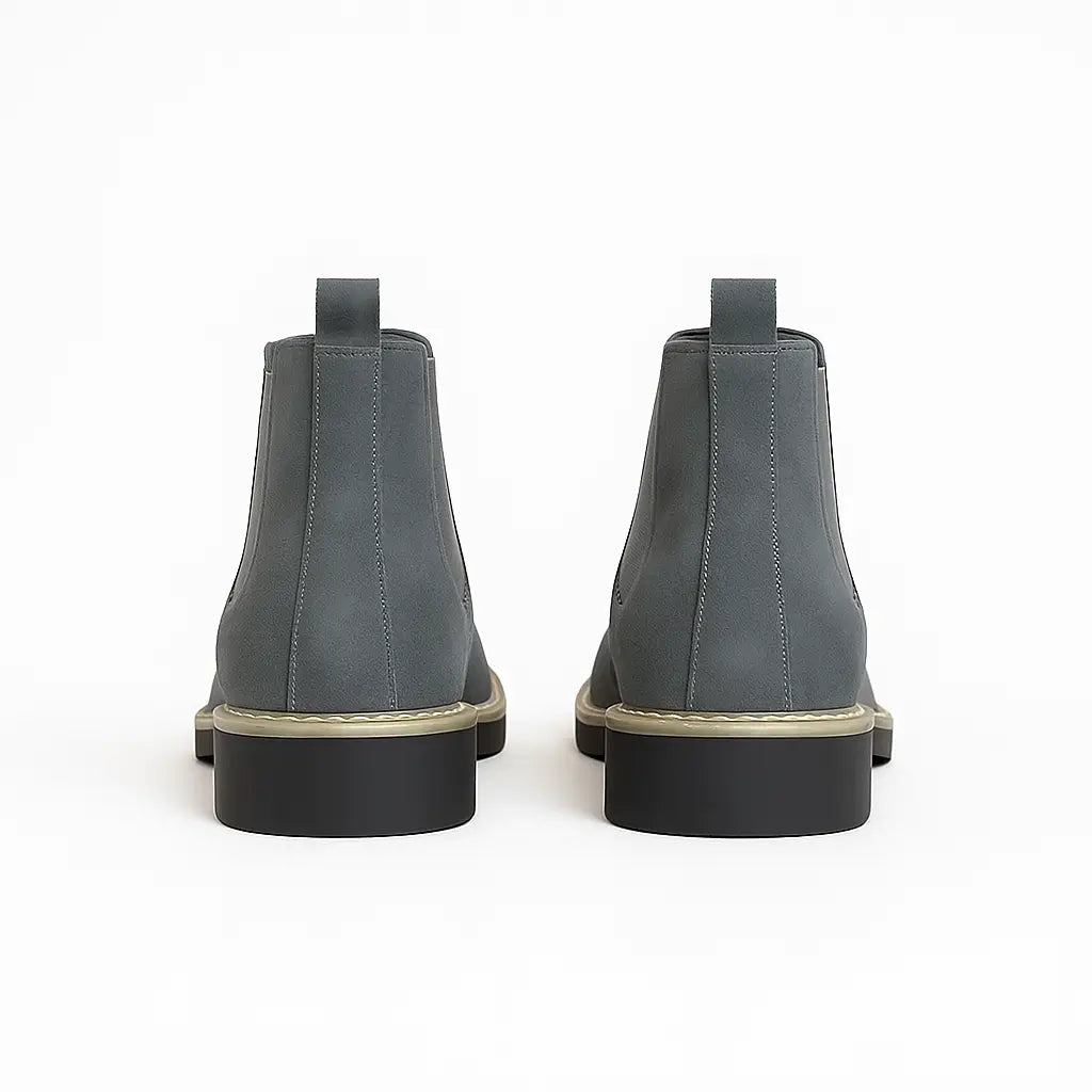 Bota Chelsea masculina em couro camurça com elástico lateral, estilo casual britânico, ideal para o inverno.