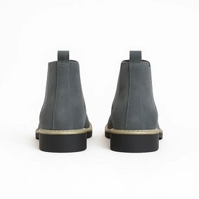 Bota Chelsea masculina em couro camurça com elástico lateral, estilo casual britânico, ideal para o inverno.