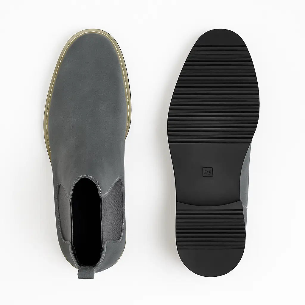 Bota Chelsea masculina em couro camurça com elástico lateral, estilo casual britânico, ideal para o inverno.