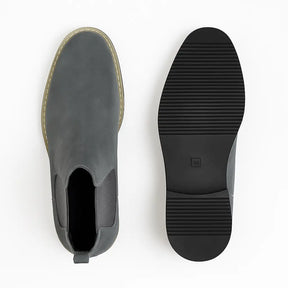 Bota Chelsea masculina em couro camurça com elástico lateral, estilo casual britânico, ideal para o inverno.