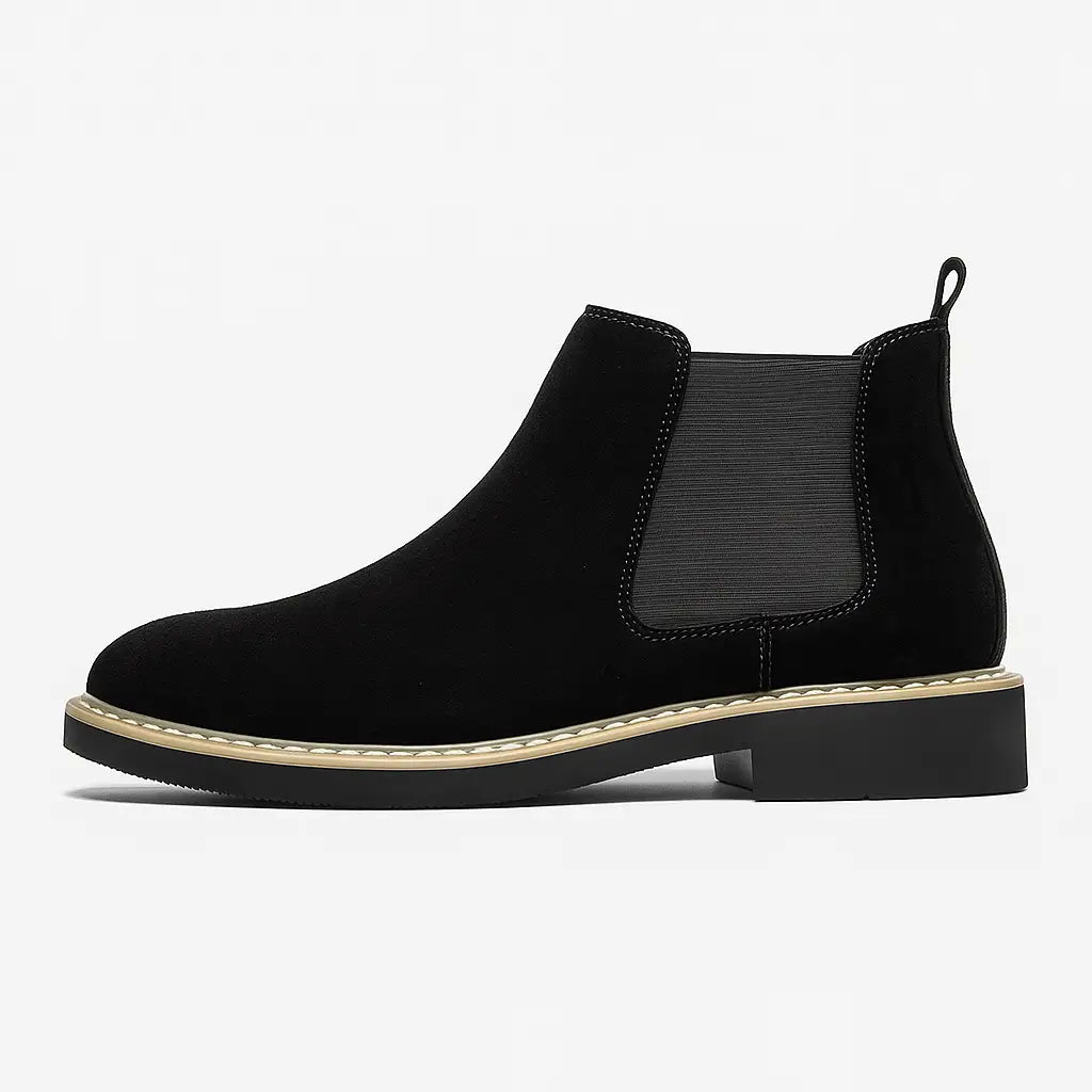Bota Chelsea masculina em couro camurça com elástico lateral, estilo casual britânico, ideal para o inverno.