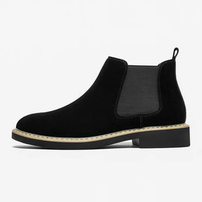 Bota Chelsea masculina em couro camurça com elástico lateral, estilo casual britânico, ideal para o inverno.