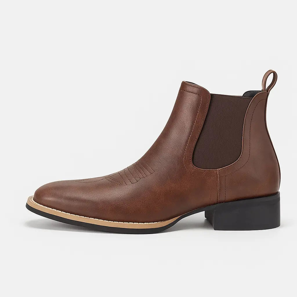 Bota Chelsea masculina estilo western marrom com bico fino e costura decorativa, solado baixo e elástico lateral.