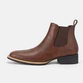 Bota Chelsea masculina estilo western marrom com bico fino e costura decorativa, solado baixo e elástico lateral.