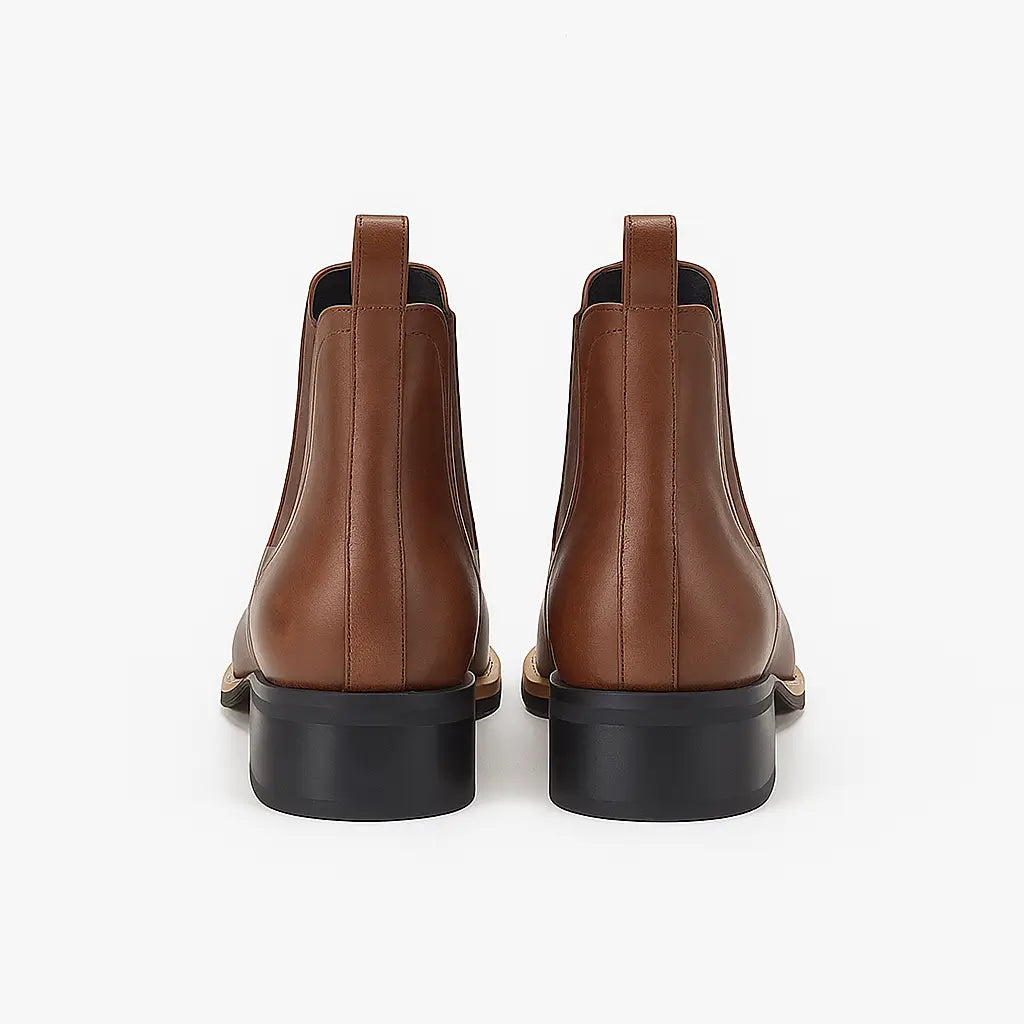 Bota Chelsea masculina estilo western marrom com bico fino e costura decorativa, solado baixo e elástico lateral.