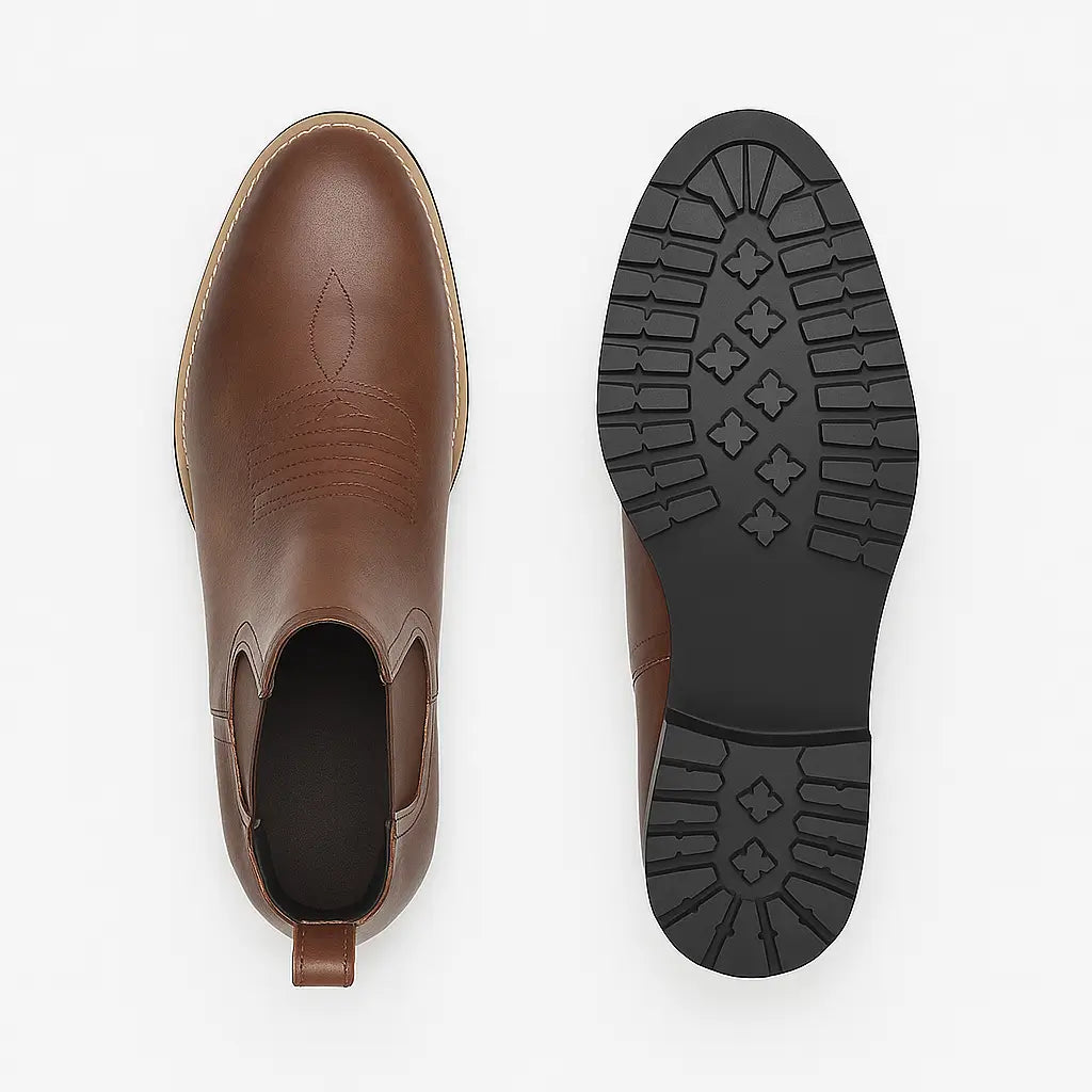 Bota Chelsea masculina estilo western marrom com bico fino e costura decorativa, solado baixo e elástico lateral.