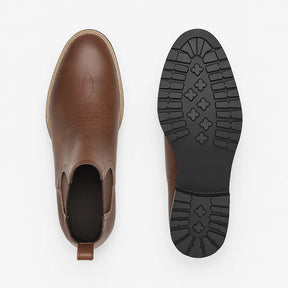 Bota Chelsea masculina estilo western marrom com bico fino e costura decorativa, solado baixo e elástico lateral.