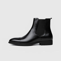 Bota Chelsea masculina preta com sola vermelha em couro premium, vista lateral e detalhe da sola