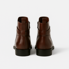 Bota masculina estilo Chelsea com zíper e fivela lateral, cano curto, couro sintético, ideal para looks casuais e sociais.