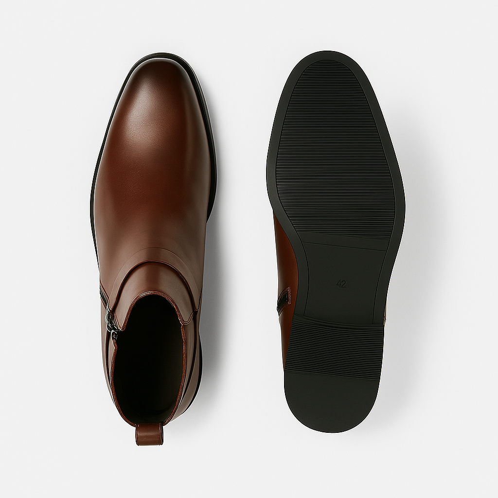 Bota masculina estilo Chelsea com zíper e fivela lateral, cano curto, couro sintético, ideal para looks casuais e sociais.