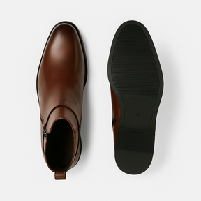 Bota masculina estilo Chelsea com zíper e fivela lateral, cano curto, couro sintético, ideal para looks casuais e sociais.