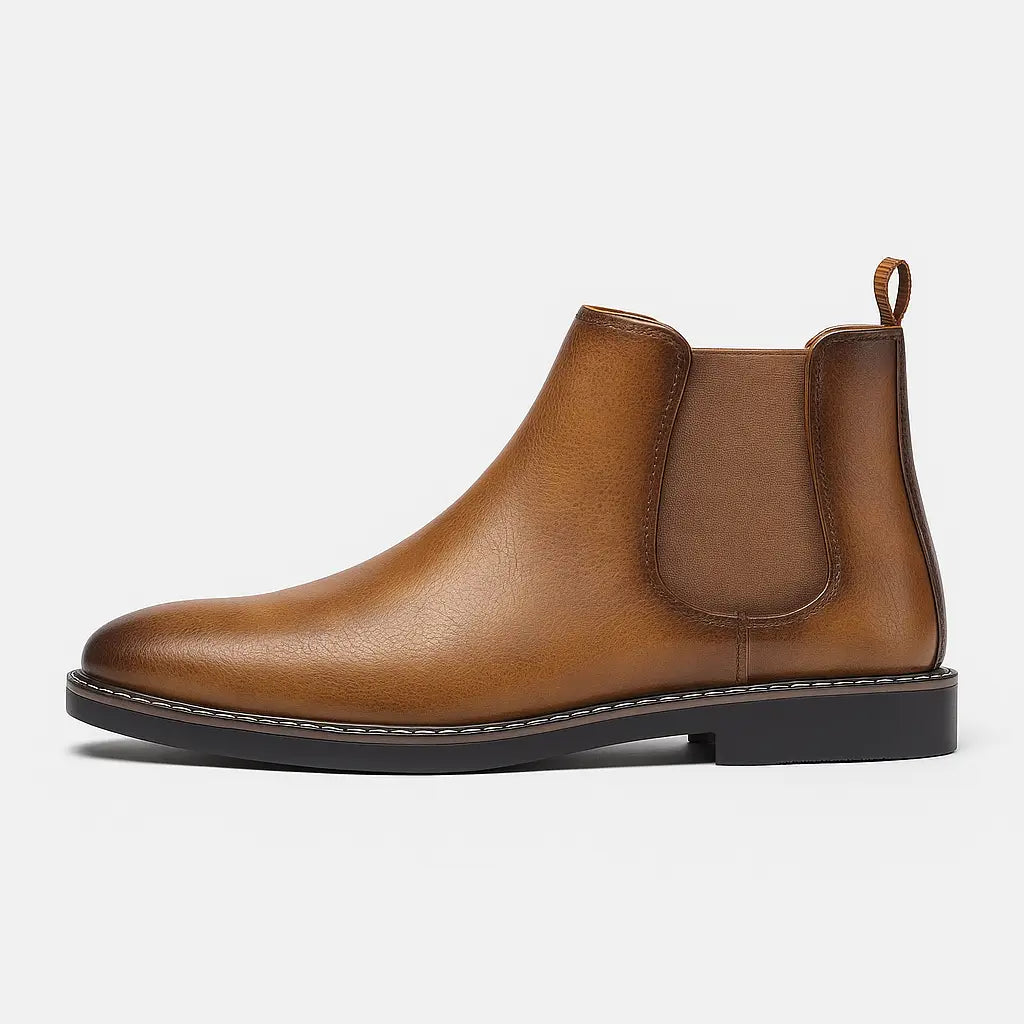 Bota Chelsea masculina estilo western na cor marrom, com elástico lateral e solado preto antiderrapante, ideal para looks casuais e urbanos.