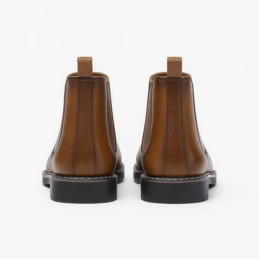 Bota Chelsea masculina estilo western na cor marrom, com elástico lateral e solado preto antiderrapante, ideal para looks casuais e urbanos.