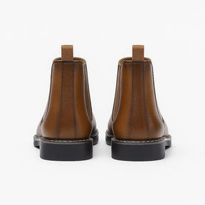 Bota Chelsea masculina estilo western na cor marrom, com elástico lateral e solado preto antiderrapante, ideal para looks casuais e urbanos.