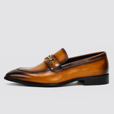 sapato masculino loafer em couro caramelo com fivela metálica frontal