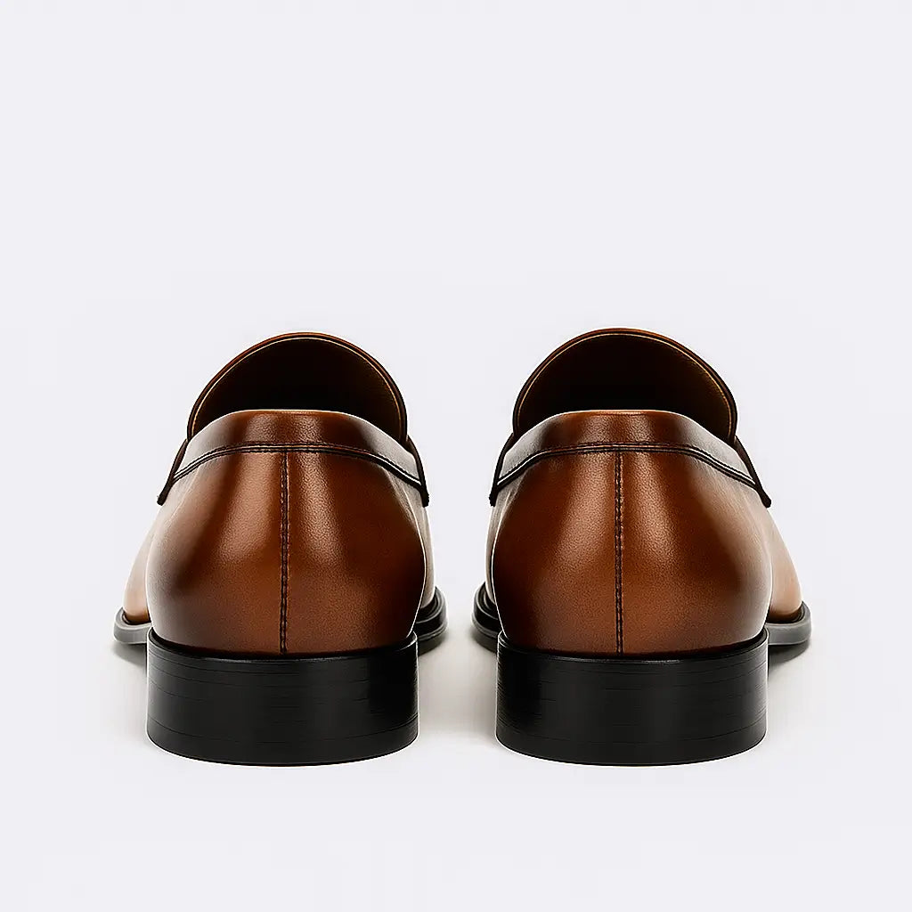 sapato masculino loafer em couro caramelo com fivela metálica frontal