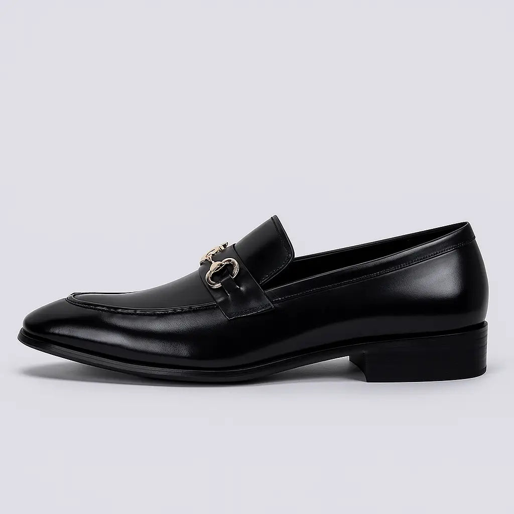 sapato masculino loafer em couro preto com fivela metálica frontal