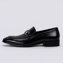 sapato masculino loafer em couro preto com fivela metálica frontal