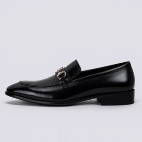 sapato masculino loafer em couro preto com fivela metálica frontal