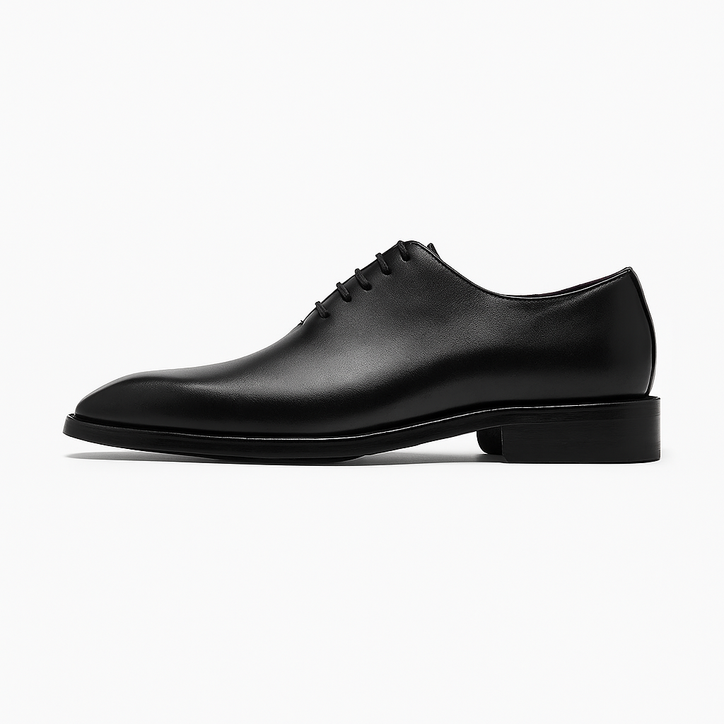 Foto do sapato Oxford masculino Modena em couro legítimo preto com bico fino, cadarço fechado e acabamento polido elegante