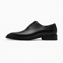 Foto do sapato Oxford masculino Modena em couro legítimo preto com bico fino, cadarço fechado e acabamento polido elegante