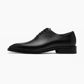 Foto do sapato Oxford masculino Modena em couro legítimo preto com bico fino, cadarço fechado e acabamento polido elegante