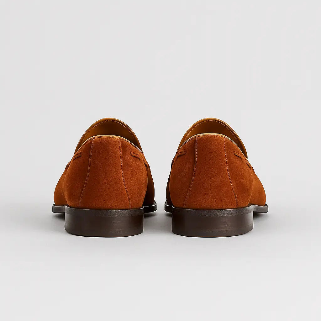 Loafer masculino em camurça marrom com tassel e costura branca aparente, estilo clássico europeu artesanal.