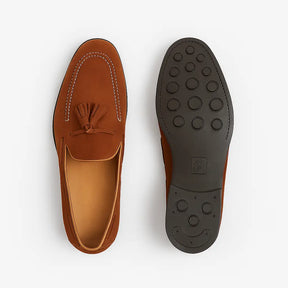 Loafer masculino em camurça marrom com tassel e costura branca aparente, estilo clássico europeu artesanal.