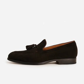 Loafer masculino em camurça marrom com tassel e costura branca aparente, estilo clássico europeu artesanal.