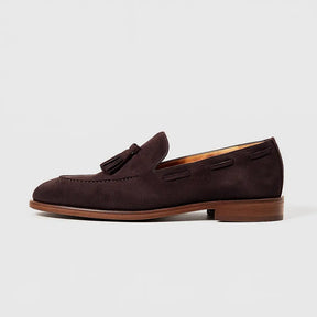 Mocassim masculino tassel em camurça marrom escuro, com solado discreto e acabamento elegante em estilo europeu.