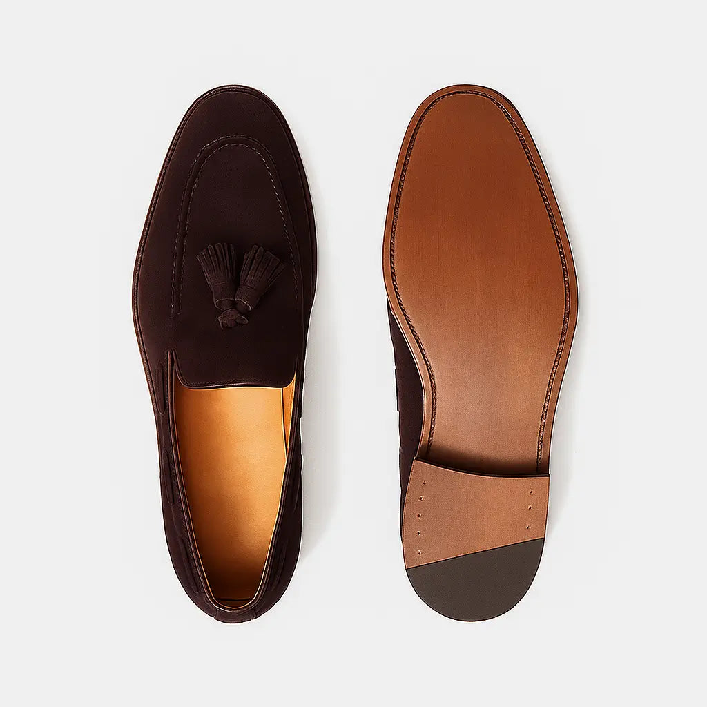 Mocassim masculino tassel em camurça marrom escuro, com solado discreto e acabamento elegante em estilo europeu.