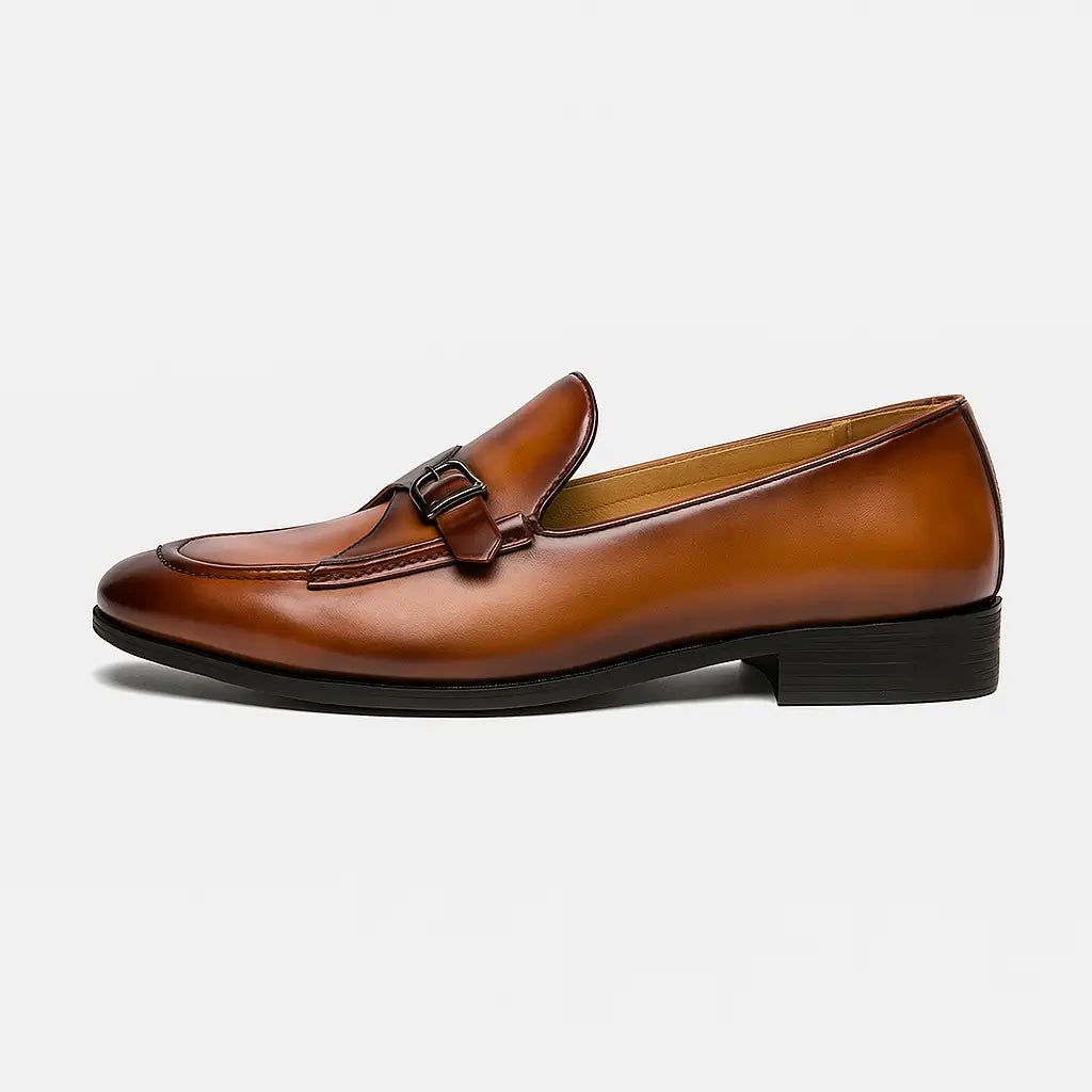 Loafer masculino vintage com fivela lateral e acabamento polido marrom, estilo retrô britânico com design elegante.