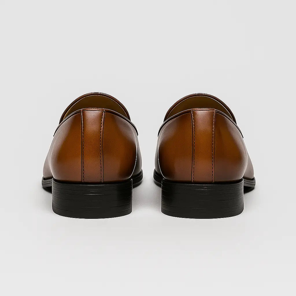 Loafer masculino vintage com fivela lateral e acabamento polido marrom, estilo retrô britânico com design elegante.