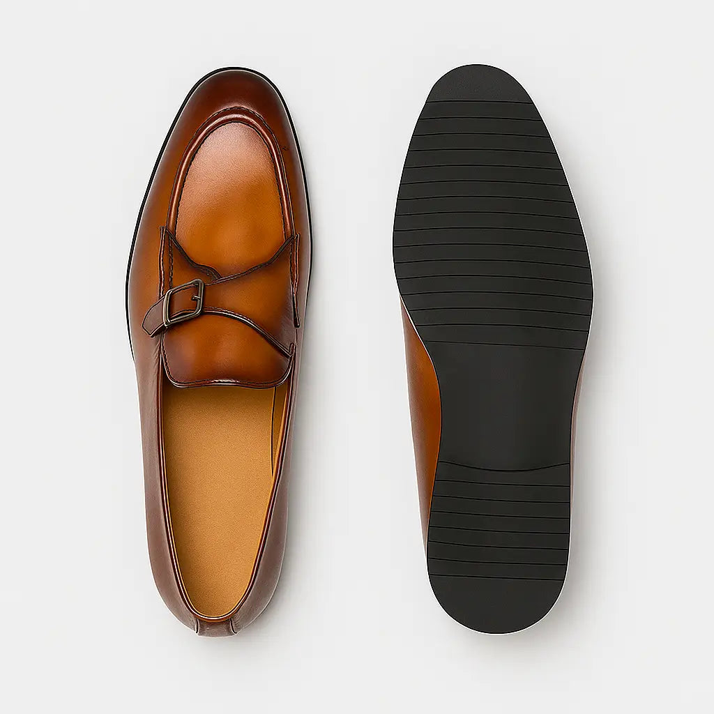 Loafer masculino vintage com fivela lateral e acabamento polido marrom, estilo retrô britânico com design elegante.