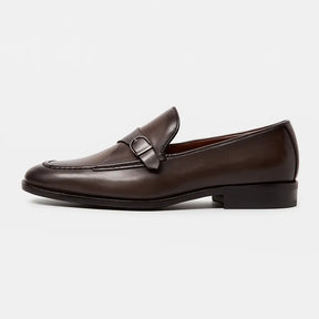 Loafer masculino vintage com fivela lateral e acabamento polido marrom, estilo retrô britânico com design elegante.