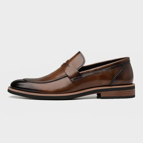 Loafer masculino em couro polido com visual sofisticado e elegante. Ideal para ocasiões formais e uso com ternos ou alfaiataria fina.