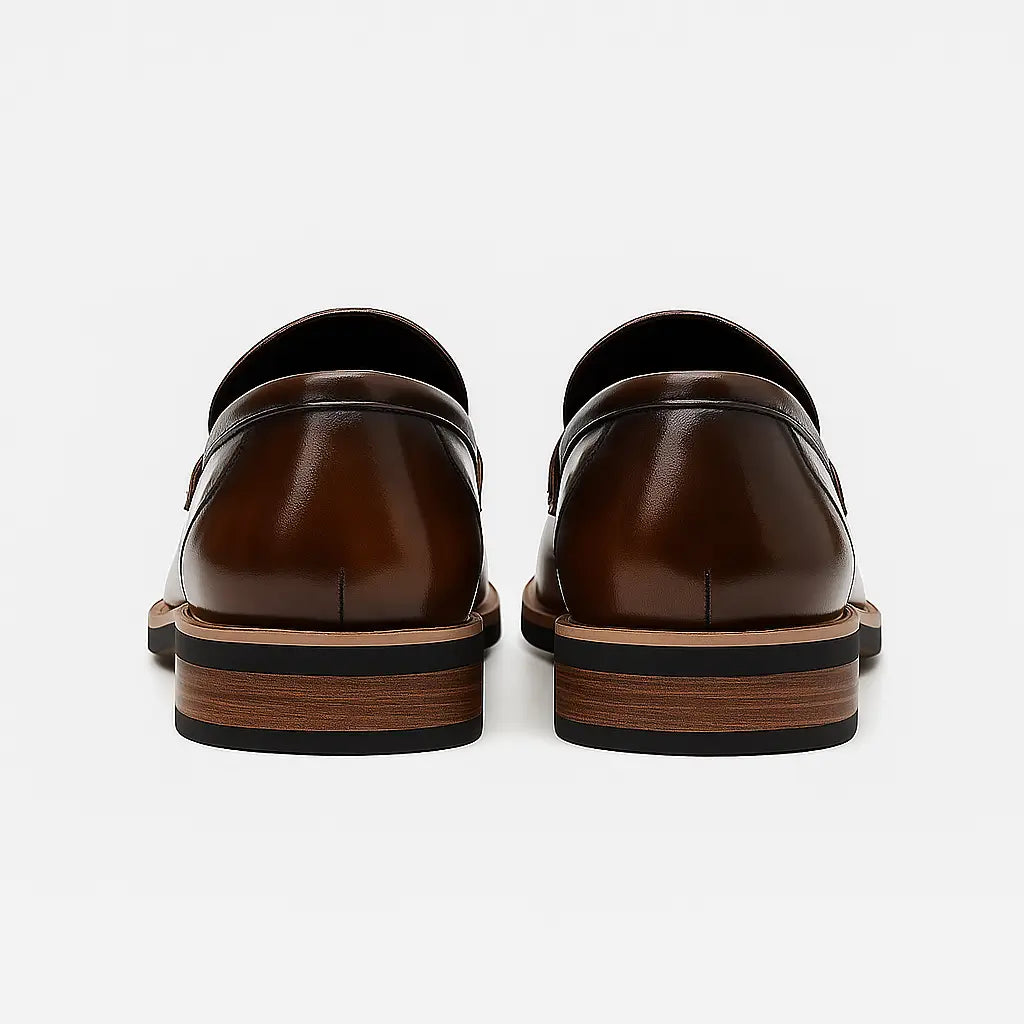 Loafer masculino em couro polido com visual sofisticado e elegante. Ideal para ocasiões formais e uso com ternos ou alfaiataria fina.