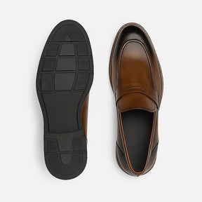 Loafer masculino em couro polido com visual sofisticado e elegante. Ideal para ocasiões formais e uso com ternos ou alfaiataria fina.