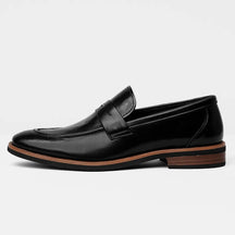 Loafer masculino em couro polido com visual sofisticado e elegante. Ideal para ocasiões formais e uso com ternos ou alfaiataria fina.