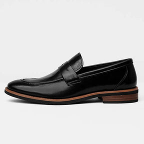 Loafer masculino em couro polido com visual sofisticado e elegante. Ideal para ocasiões formais e uso com ternos ou alfaiataria fina.
